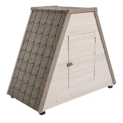 A-vormig houten huis met shingles dak en afsluitbare deur, geschikt voor buitengebruik.