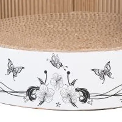 Tiragraffi rotondo in cartone ondulato con bordo bianco decorato da disegni di farfalle e fiori neri. Nessun marchio visibile.