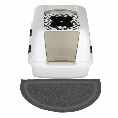 Weisse Katzentoilette mit Zebra-Muster auf der Oberseite, transparenter Klappe und grauer halbrunder Matte.