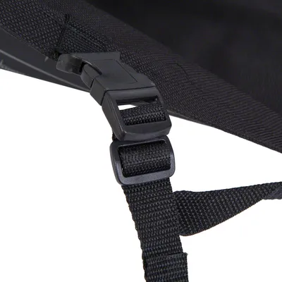 Svart klicklås av plast med justerbart remband, detaljvy.