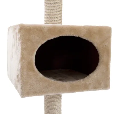 Béžový plyšový box s otvorom, súčasť škrabadla pre mačky, stĺpik omotaný sisalovým lanom viditeľný nad a pod boxom.