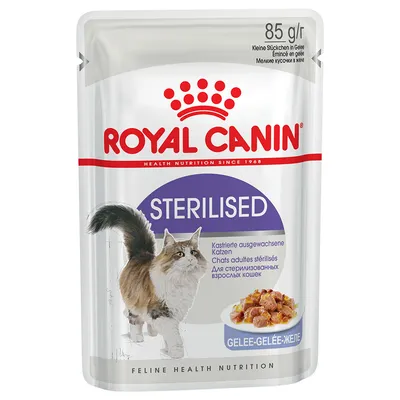 Royal Canin STERILISED, 85 г. Мокра храна за кастрирани котки, малки късчета в желе. Видима котка и купичка с храна на опаковката.