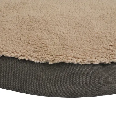 Detailansicht einer beige Plüsch-Oberfläche auf dunkelgrauem Stoffboden, Materialstruktur deutlich sichtbar.