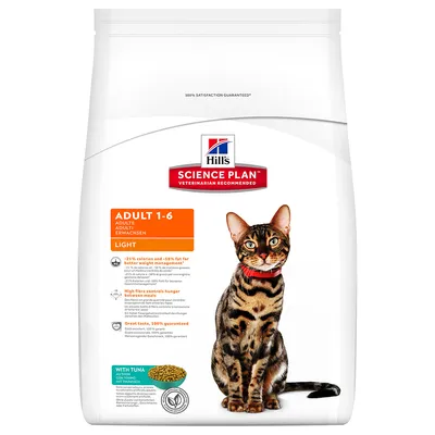 Hill's Science Plan Adult 1-6 Light torrfoder för katt, synlig text: 'ADULT 1-6', 'LIGHT', 'WITH TUNA', bild på katt och foderbitar. Text om minskat kaloriinnehåll och fiber.