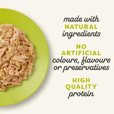 Tekst na engleskom: made with natural ingredients, no artificial colours, flavours or preservatives, high quality protein. Prikaz hrane na zelenom tanjuru.