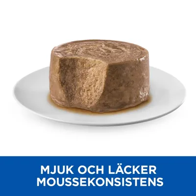 Portion våtfoder med mousse-konsistens på vit tallrik. Text: Mjuk och läcker moussekonsistens.