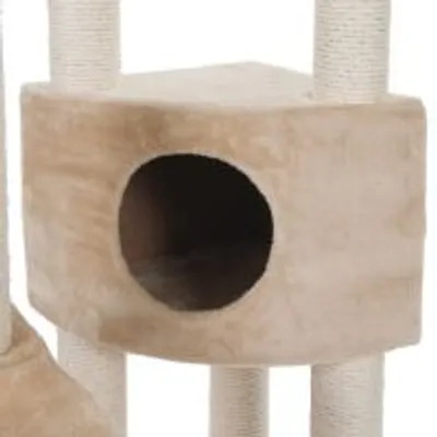Beige kradsetræ med firkantet hule og rund indgang, beklædt med blødt stof og støttestolper omviklet med sisalreb.