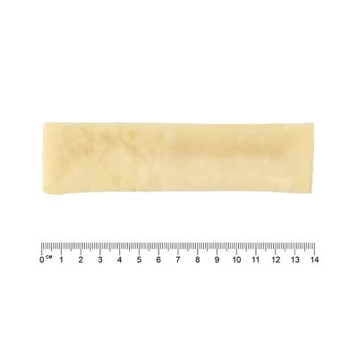 Žvečilni izdelek iz svetlega surovega usnja, pravokotne oblike, dolžina približno 14 cm z merilom za prikaz velikosti.