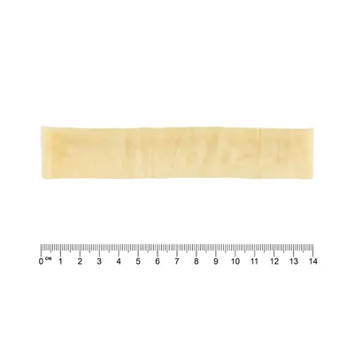 Žvečilni izdelek iz svetlega surovega usnja, pravokotne oblike, dolžina približno 14 cm, z merilom za prikaz velikosti.