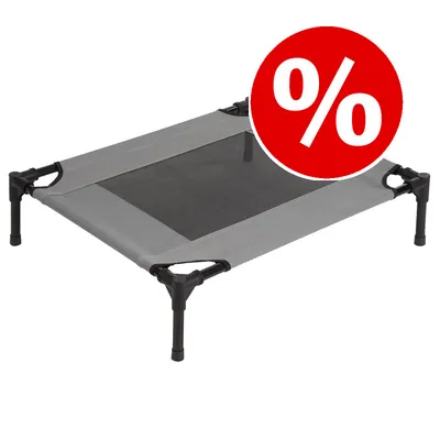 Cama elevada para mascotas de tela y estructura de plástico negra, con símbolo de porcentaje en círculo rojo indicando oferta o descuento visible.