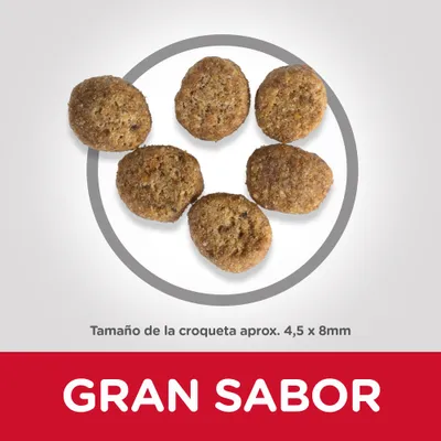 Croquetas de pienso, tamaño aproximado 4,5 x 8 mm. Texto visible: GRAN SABOR.