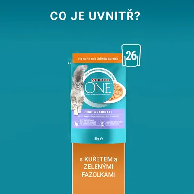 PURINA ONE Coat & Hairball, 85 g, s kuraťom a zelenými fazuľkami. Text v češtine: CO JE UVNITŘ? Balenie zobrazuje mačku a misku s krmivom. Viditeľné číslo 26.