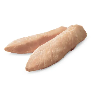 Dwa filety z jasnego mięsa, bez opakowania, na białym tle. Widoczna struktura włókien mięsa.