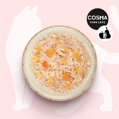 Assiette de nourriture humide avec morceaux jaunes et orange, marque visible : Cosma Pure Love, icône de fruits à droite du logo.