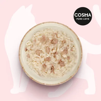 Cosma Pure Love. Schüssel mit zarten Fleischstücken in heller Sauce vor rosa Hintergrund mit Katzenumriss.