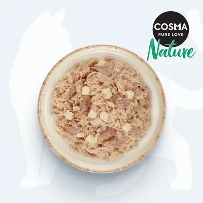 Cosma Nature Katzenfutter, Schale mit zarten Fleischstücken und Naturzutaten, Logo 'Cosma Pure Love'.
