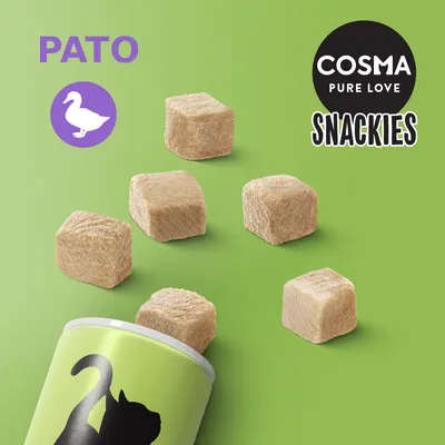 COSMA PURE LOVE SNACKIES, PATO. Cubos de snack liofilizado a sair de embalagem verde com silhueta de gato. Ícone de pato visível.