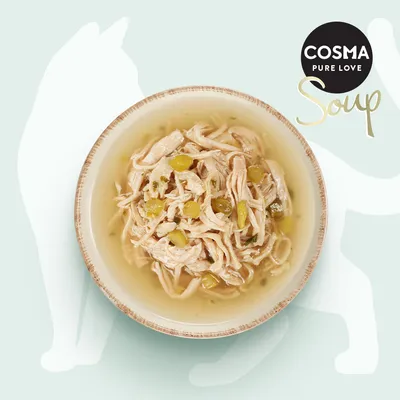 Cosma Soup med kycklingstrimlor och grönsaker i buljong, serverad i en skål. Varumärket Cosma Pure Love synligt.