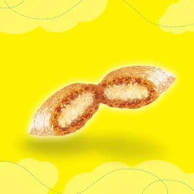 Snack per animali a forma di cuscinetto, tagliato a metà per mostrare il ripieno chiaro all'interno e l'esterno marrone.