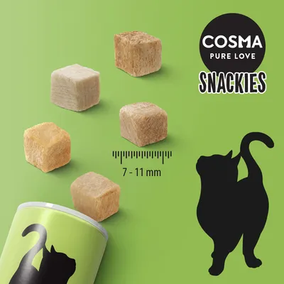 Cubos de snack Cosma Pure Love Snackies para gatos, tamaño visible 7–11 mm, envase verde con silueta de gato negro. Texto: COSMA PURE LOVE SNACKIES.