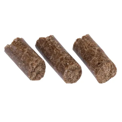 Drei braune, zylindrische Hundesnacks mit grober Textur, sichtbar in Nahaufnahme.