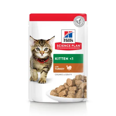 Hill's Science Plan Kitten <1 with Turkey Chunks & Gravy. Sobre con imagen de gatito, trozos de comida en salsa y sello 'sin conservantes ni colorantes artificiales'. Hill's Science Plan Kitten <1 with Turkey Chunks & Gravy. Sobre con imagen de gatito, trozos de comida en salsa y sello 'sin conservantes ni colorantes artificiales'.