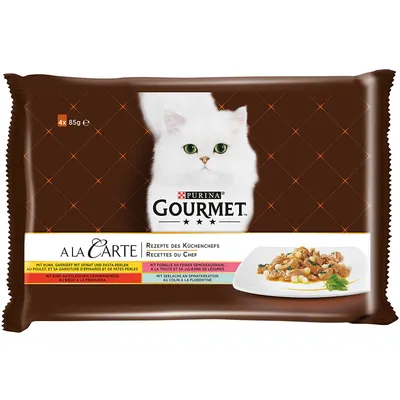Balenie Purina Gourmet A la Carte pre mačky, 4×85 g. Na obale biela mačka, názov produktu a obrázok porcie krmiva na tanieri. Viditeľné texty v nemčine a francúzštine.