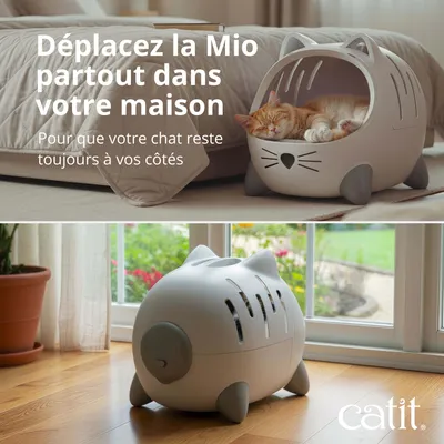 Grotte pour chat en forme de chat de catit, Texte : « Déplacez la Mio partout dans votre maison. Pour que votre chat reste toujours à vos côtés. » Deux vues du produit dans l’espace de vie. Grotte pour chat en forme de chat de catit, Texte : « Déplacez la Mio partout dans votre maison. Pour que votre chat reste toujours à vos côtés. » Deux vues du produit dans l’espace de vie.