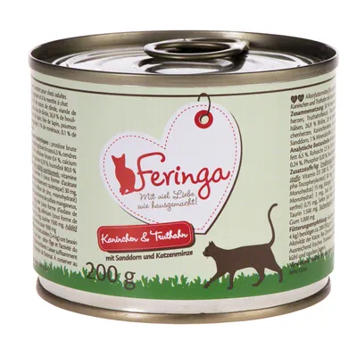 Scatoletta Feringa Kaninchen & Truthahn, 200 g, con sabbia d’oro e catnip. Testo visibile: Mit viel Liebe wie hausgemacht. Immagine di gatto marrone su erba.