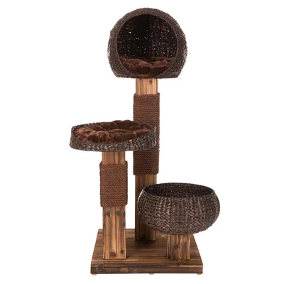 Kratzbaum aus Holz mit drei Ebenen, braunen Sisal-Kratzflächen und geflochtenen Körben. Oberer Korb geschlossen, mittlerer offen, unterer rund. Geeignet für Katzen zum Klettern und Ruhen.