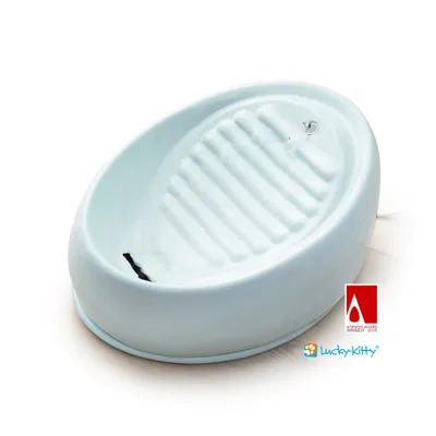 Fuente de agua blanca Lucky-Kitty con superficie acanalada, logotipo Lucky-Kitty y sello Design Award Winner 2016 visibles en la imagen.