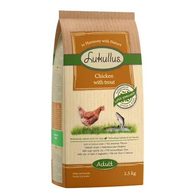 Saco de 1,5 kg de Lukullus Chicken with trout Adult. Texto visible: in Harmony with Nature, Cold Pressed, wholesome natural food for dogs, lots of choice meat, natural recipe.