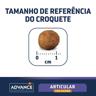 Tamanho de referência do croquete Advance Veterinary Diets Articular Low Calorie, diâmetro aproximado de 1 cm visível na régua.