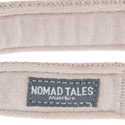 Nomad Tales München. Ετικέτα σε μπεζ υφασμάτινη λωρίδα.