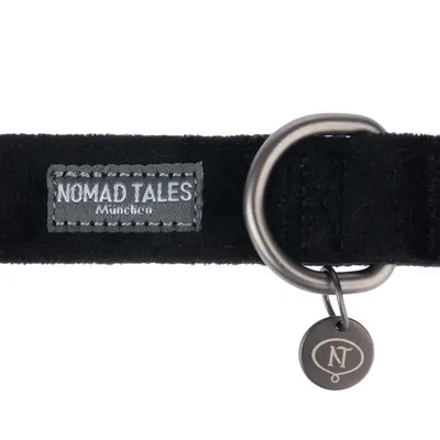 Czarna obroża z metalowym kółkiem i zawieszką. Naszyta metka: Nomad Tales München.