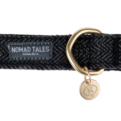 Nomad Tales München κολάρο σκύλου από μαύρο ύφασμα με μοτίβο ψαροκόκαλο, χρυσός μεταλλικός κρίκος και μενταγιόν με λογότυπο NT.