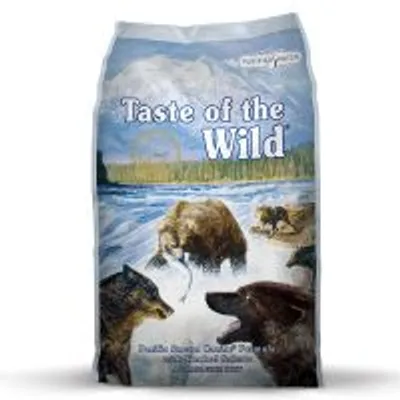 Zak hondenvoer met merknaam Taste of the Wild, afbeelding van beren en wolven bij een rivier. Onderaan tekst: Pacific Stream Canine Formula with Smoked Salmon.