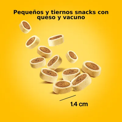 Snacks pequeños y tiernos con queso y vacuno, tamaño visible de 1,4 cm. Texto: Pequeños y tiernos snacks con queso y vacuno.