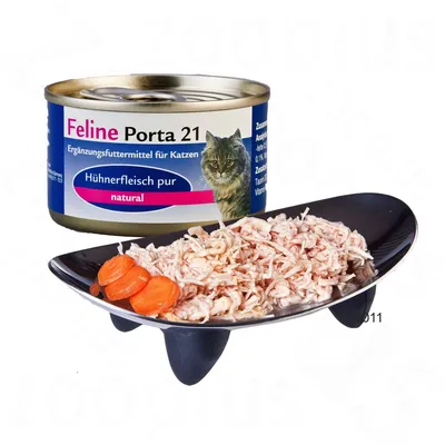 Konzerva Feline Porta 21 pre mačky, viditeľný text: Hühnerfleisch pur natural, zobrazené kuracie mäso a mrkva na miske vedľa konzervy.