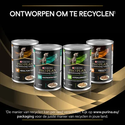 Vier blikken Purina Pro Plan Veterinary Diets hondenvoer: NF Renal Function, EN Gastrointestinal, HA Hypoallergenic, OM Obesity. Tekst boven: Ontworpen om te recyclen.