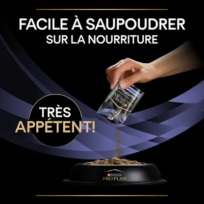 Main visible texte : Facile à saupoudrer sur la nourriture, Très appétent ! Main versant un sachet Purina Pro Plan sur des croquettes dans une gamelle noire.