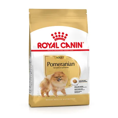 ROYAL CANIN ADULT Pomeranian Over 8 months old. Billede af en pomeranianhund på posen. Tekst: BREED HEALTH NUTRITION. Rund foderpille vist i cirkeludsnit.