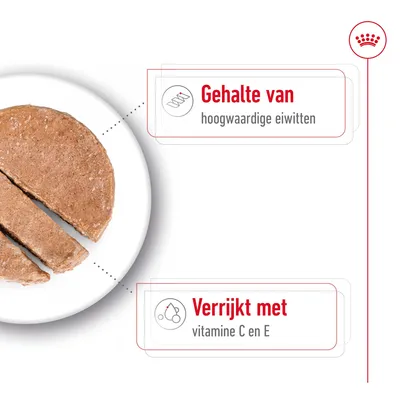 Gehakte schijf natvoer op bord. Tekst: Gehalte van hoogwaardige eiwitten. Verrijkt met vitamine C en E.