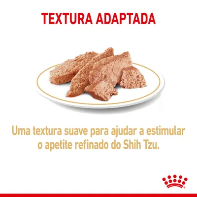 Texto: TEXTURA ADAPTADA. Uma textura suave para ajudar a estimular o apetite refinado do Shih Tzu. Prato com comida húmida castanha em pedaços.