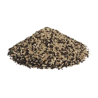 Haufen aus gemischten Körnern und Samen, sichtbar braune, schwarze und beige Partikel.