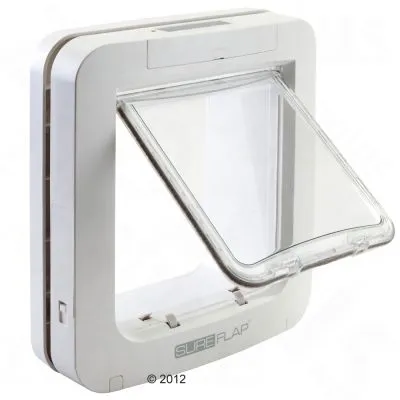 Hvid kattelem af plastik med gennemsigtig svingdør, mærket SUREFLAP synligt på fronten.