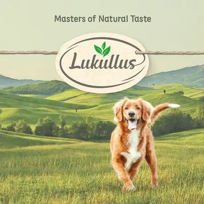 Lukullus, Masters of Natural Taste, merknaam op achtergrond met groene heuvels en hond in het gras. Tekst deels in het Engels zichtbaar.