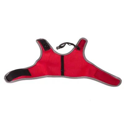 Harnais pour chien en tissu rouge avec bordures grises, boucle de fermeture noire et sangle d’ajustement visible au centre.