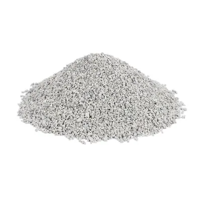 Stos drobnego, szarego żwirku o ziarnistej strukturze, widoczny na białym tle. Materiał przypomina żwirek mineralny lub bentonitowy.