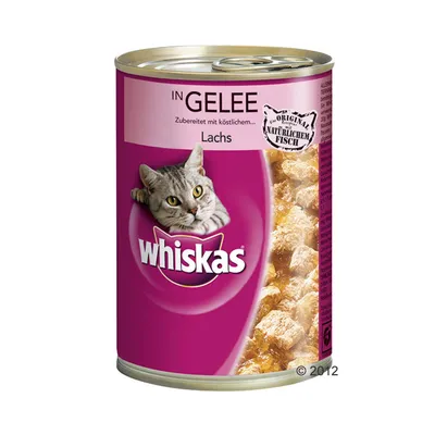Puszka Whiskas In Gelee Lachs, widoczny kot, tekst: Original aus natürlichem Fisch. Opakowanie w kolorze fioletowym z przezroczystym fragmentem pokazującym zawartość.